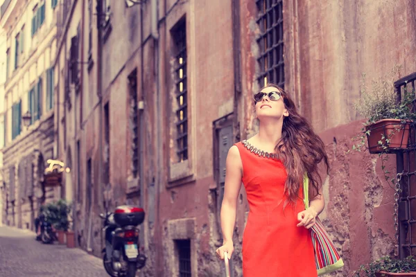 Красивая женщина в красной летнее платье, ходить, улыбаться в Риме, Италия — стоковое фото