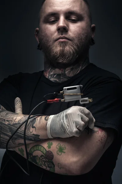 Художник татуировки человек с татуировки — стоковое фото