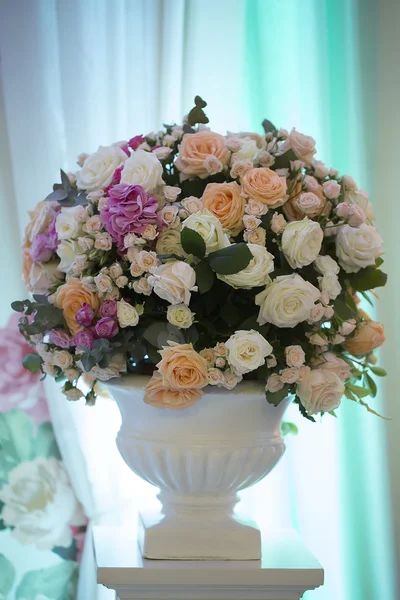 Декоративный букет цветов — стоковое фото