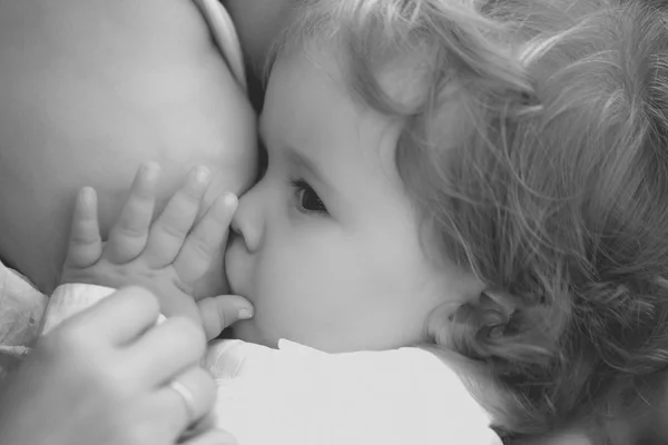 Ребёнок мальчик ест материнское молоко — стоковое фото
