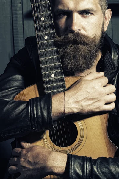 Один привлекательный мужчина с гитарой — стоковое фото