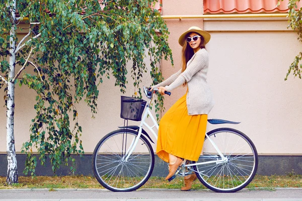 Хипстер девочка с ретро велосипеде на открытом воздухе — стоковое фото
