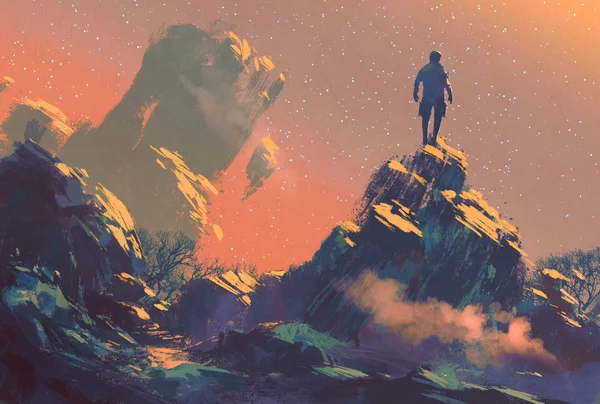 Человек, стоящий на вершине холма, наблюдая за звездами Лицензионные Стоковые Фото