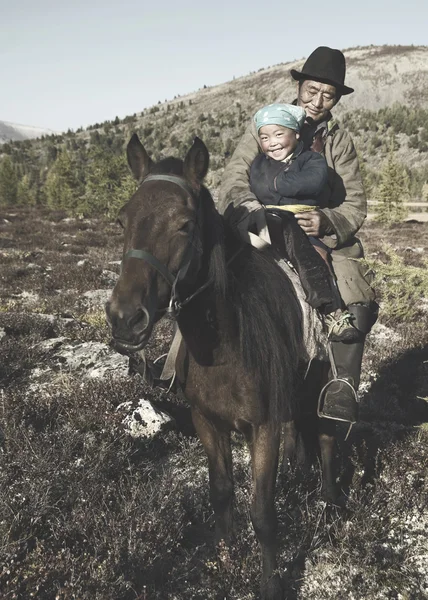 Монгольский цаатан на коне — стоковое фото
