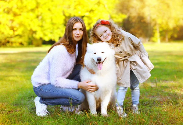 Счастливая семейная осень, портрет симпатичная молодая прогулка матери и ребенка — стоковое фото