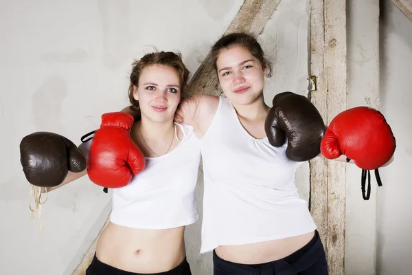 Две девочки как боксеры — стоковое фото