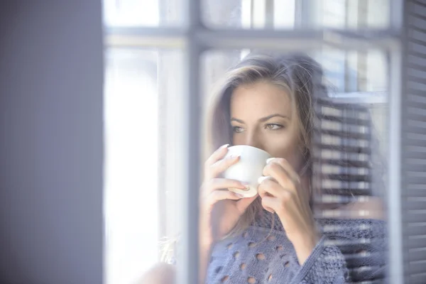 Женщина, пьющая кофе — стоковое фото