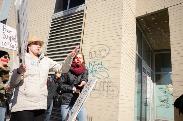 Протестующих студенток, держат плакаты в Монреале — стоковое фото