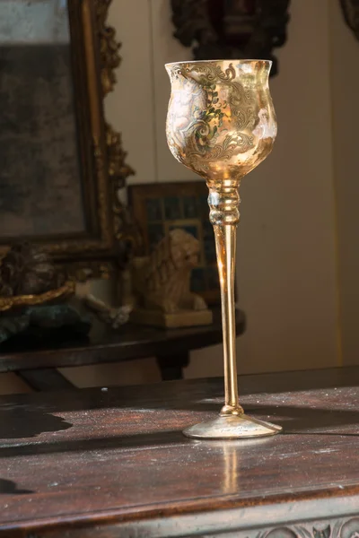 Золотой декорированные чаши на деревянный стол и божественный свет — стоковое фото