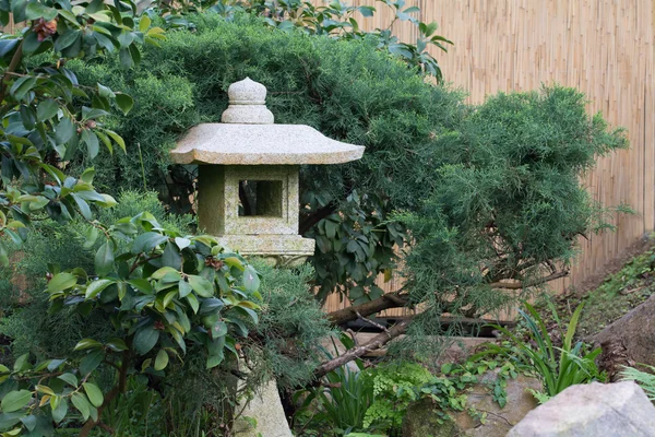 Каменный фонарь изготовлен из гранита в Азии Сад — стоковое фото
