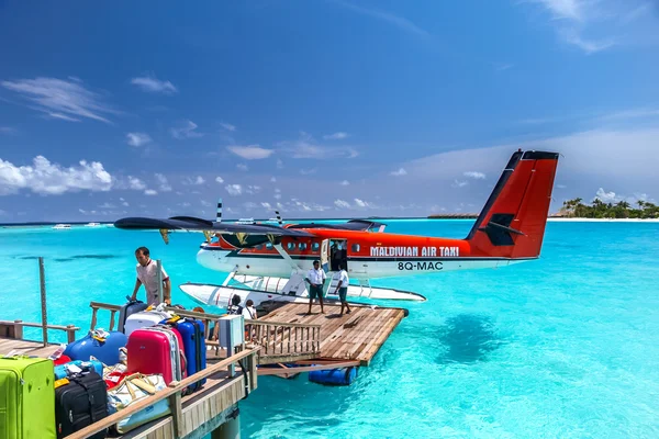 Воздушное такси приземлилось близко к одному из островов Мальдивов, irufushi Стоковое Фото