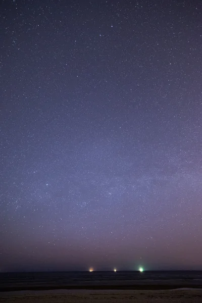 Ночное небо со звездами на пляже. космическое представление — стоковое фото
