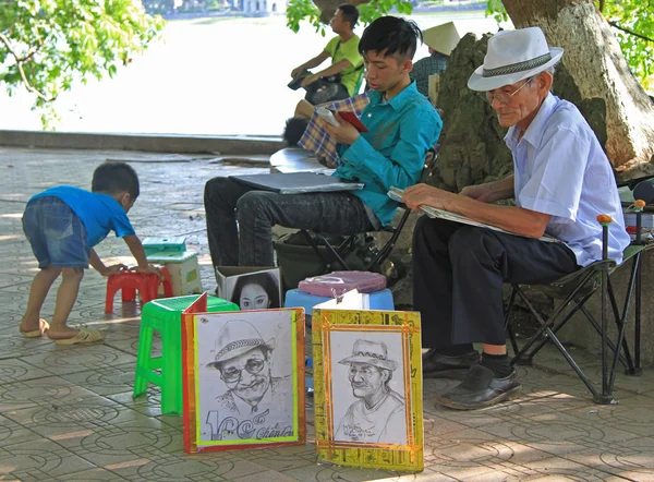 Уличный художник — портрет кого-то в Ханое Лицензионные Стоковые Фото