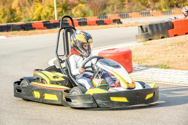 Маленькие девочки являются движущей Go - Kart автомобилей в детскую площадку Лицензионные Стоковые Фото