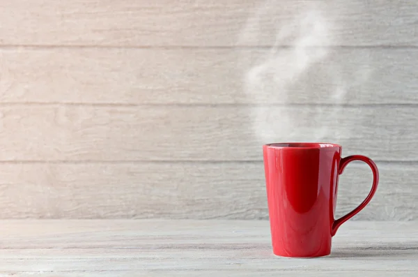 Красный кофе Кубок на деревянный стол — стоковое фото