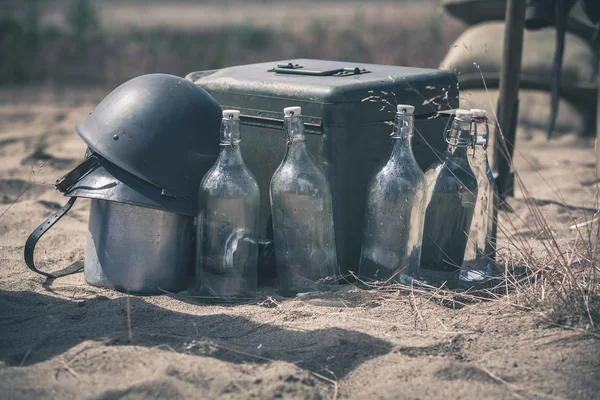 Шлем воина с боеприпасы box и пустых бутылок — стоковое фото