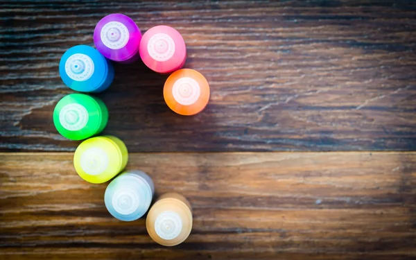 Бутылки с разноцветными сухие пигменты на деревянных фоне Стоковое Фото