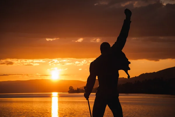 Закат на озере Женева над Фредди Меркьюри статуя в Монтрё, Швейцария — стоковое фото