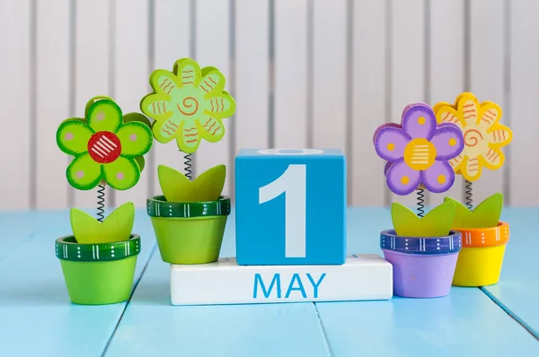 1 мая. изображение 1 мая деревянный цвет календаря на белом фоне с цветами. Весенний день, пустое место для текста. Международный день — стоковое фото