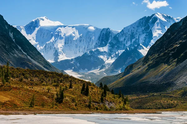 Нога гор в солнечный летний день Лицензионные Стоковые Фото