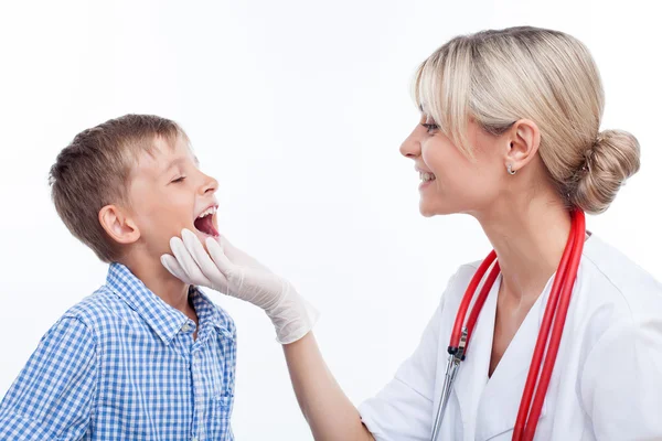 Веселая молодая женщина-врач видит маленького ребенка — стоковое фото