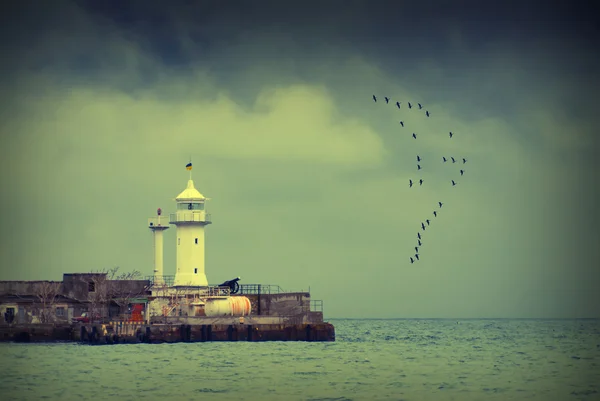 Старый маяк в море Лицензионные Стоковые Фото