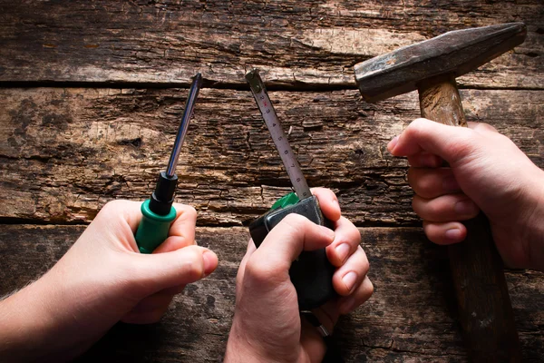 Рука с строительные инструменты на день труда — стоковое фото