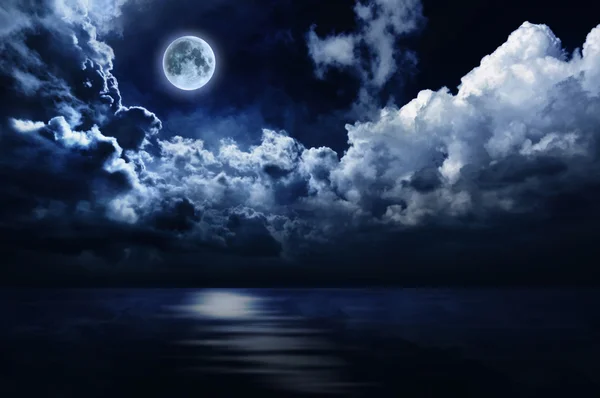 Полная луна в ночном небе по воде — стоковое фото