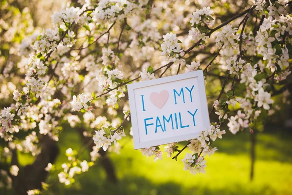 Я люблю свою семью. Картина в цветущий Весенний Сад — стоковое фото