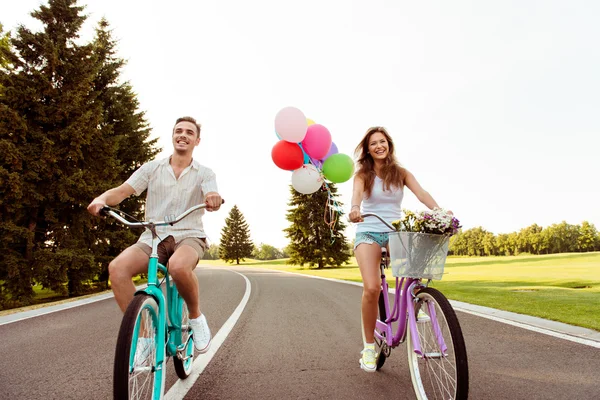 Счастливая пара вместе, чтобы ездить на велосипеде — стоковое фото