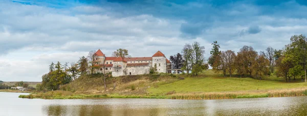 Замок на берегу озера — стоковое фото