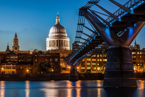 St Paul s собор и мост тысячелетия ночью, Лондон — стоковое фото