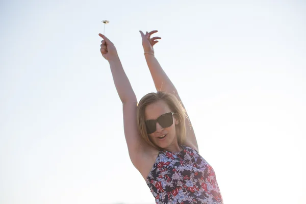 Счастливая женщина прыгает поле против голубого неба. Летние каникулы конц — стоковое фото