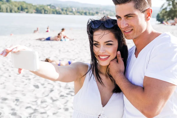 Пара, принимая selfie себя на пляже Стоковое Изображение