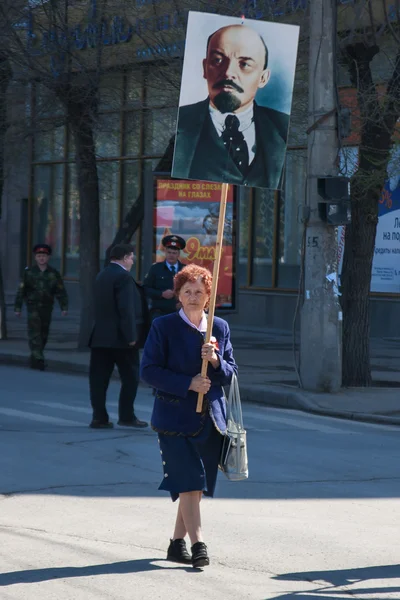 Волгоград, Россия - 1 мая, 2011:Woman с портрет основателя советского Vladimir Ленина принимает участие в первомайской демонстрации в Волгограде — стоковое фото
