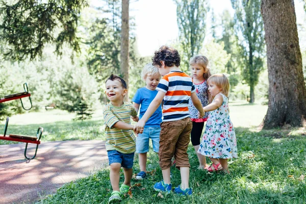 Дети, играющие в парке — стоковое фото