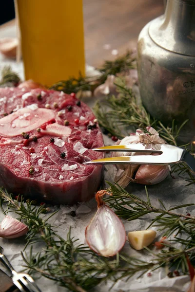 Крупным планом, лук, Ромеро, стейк свежее мясо, соль, перец, чеснок — стоковое фото