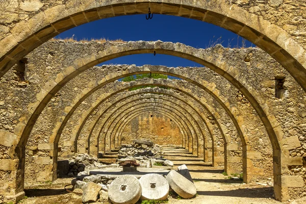 Старых и заброшенных нефтяных пресс в монастыре Святого Георгия, вблизи деревни Karydi в районе Ханья, Крит — стоковое фото