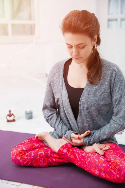 Женщина, имеющая Йога Медитация Стоковая Картинка
