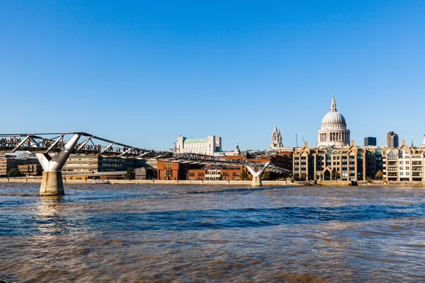 Лондон Собор Святого Павла и мост Миллениум, Лондон, Англия — стоковое фото