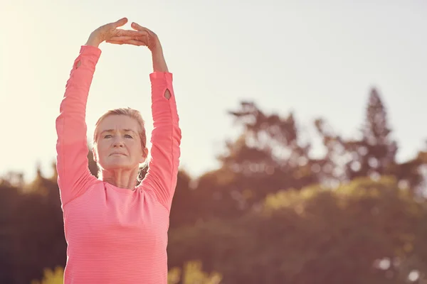 Sporty senior woman doing exercise — стоковое фото