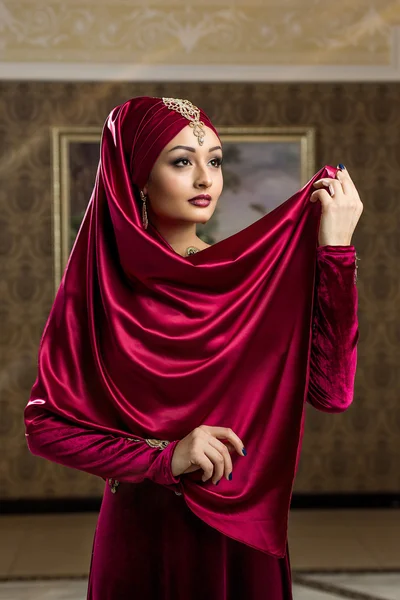 Девушка в мусульманских платье Лицензионные Стоковые Изображения