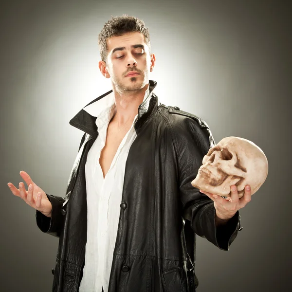 Современные Гамлет с портретом череп на черном фоне — стоковое фото