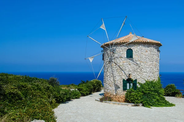 Ветряная мельница на острове Закинтос — стоковое фото