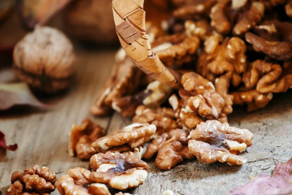 Свежих грецких орехов разлива из плетеной корзине — стоковое фото