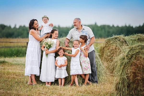 Счастливая многочисленная семья — стоковое фото