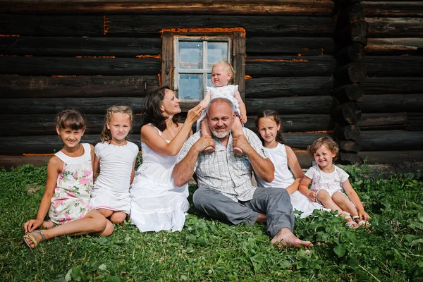 Счастливая многочисленная семья — стоковое фото
