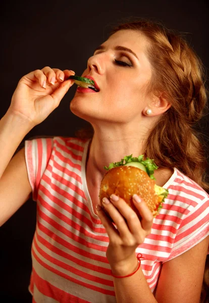 Девушка в экстазе, наслаждаясь бутерброд — стоковое фото