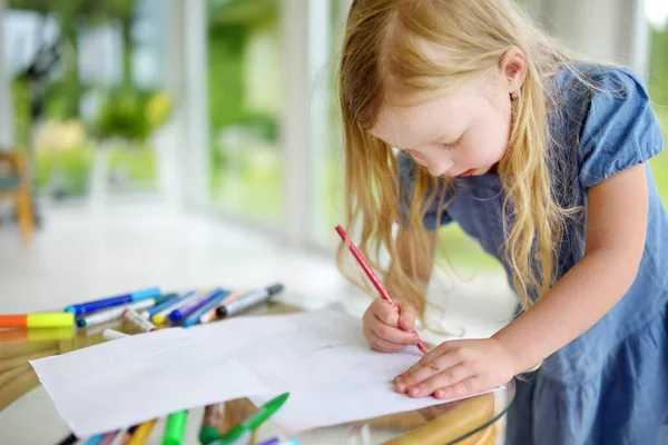 Милая Маленькая Девочка Рисование Красочными Карандашами Детский Сад Творческий Парень — стоковое фото