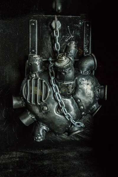 Сердце из стали, выполненные в паровой панк-стиле — стоковое фото